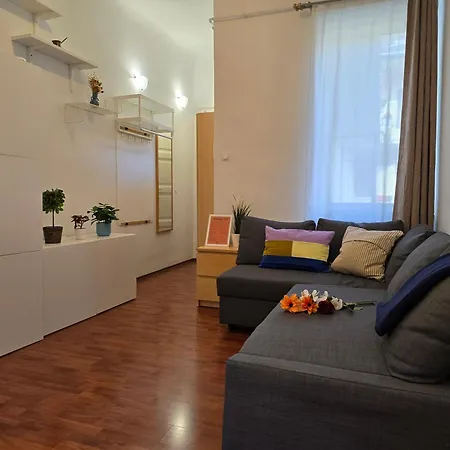 Apartment Rakoczi Ter Downtown Near 4-6 Tram