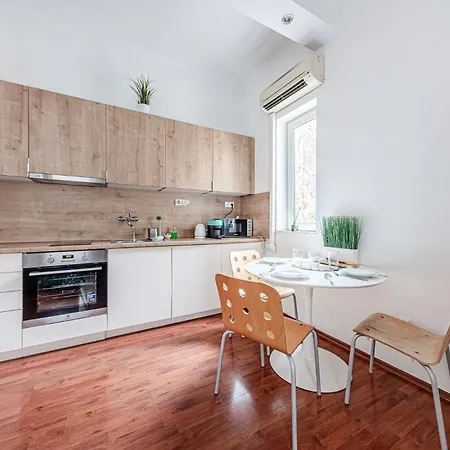 Rakoczi Ter Cozy Peaceful Ac, Metro 公寓 *