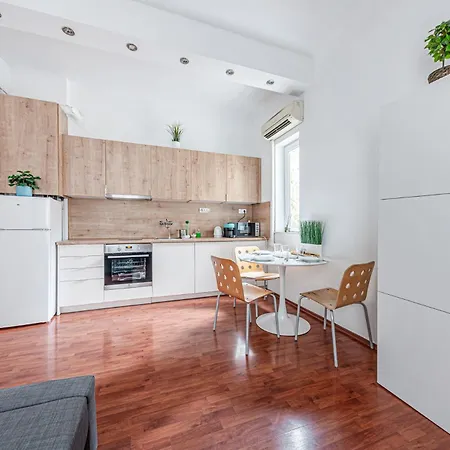 Rakoczi Ter Cozy Peaceful Ac, Metro *