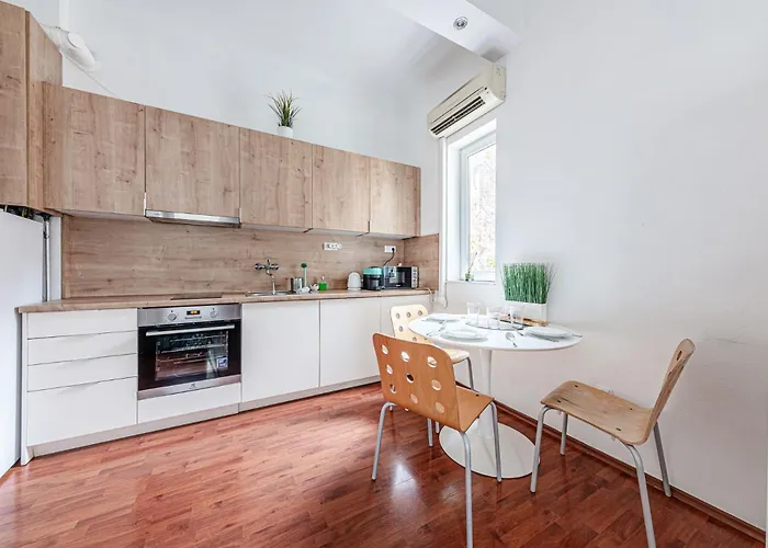 Rákóczi Tér Cozy Peaceful Ac, Metro Apartament *